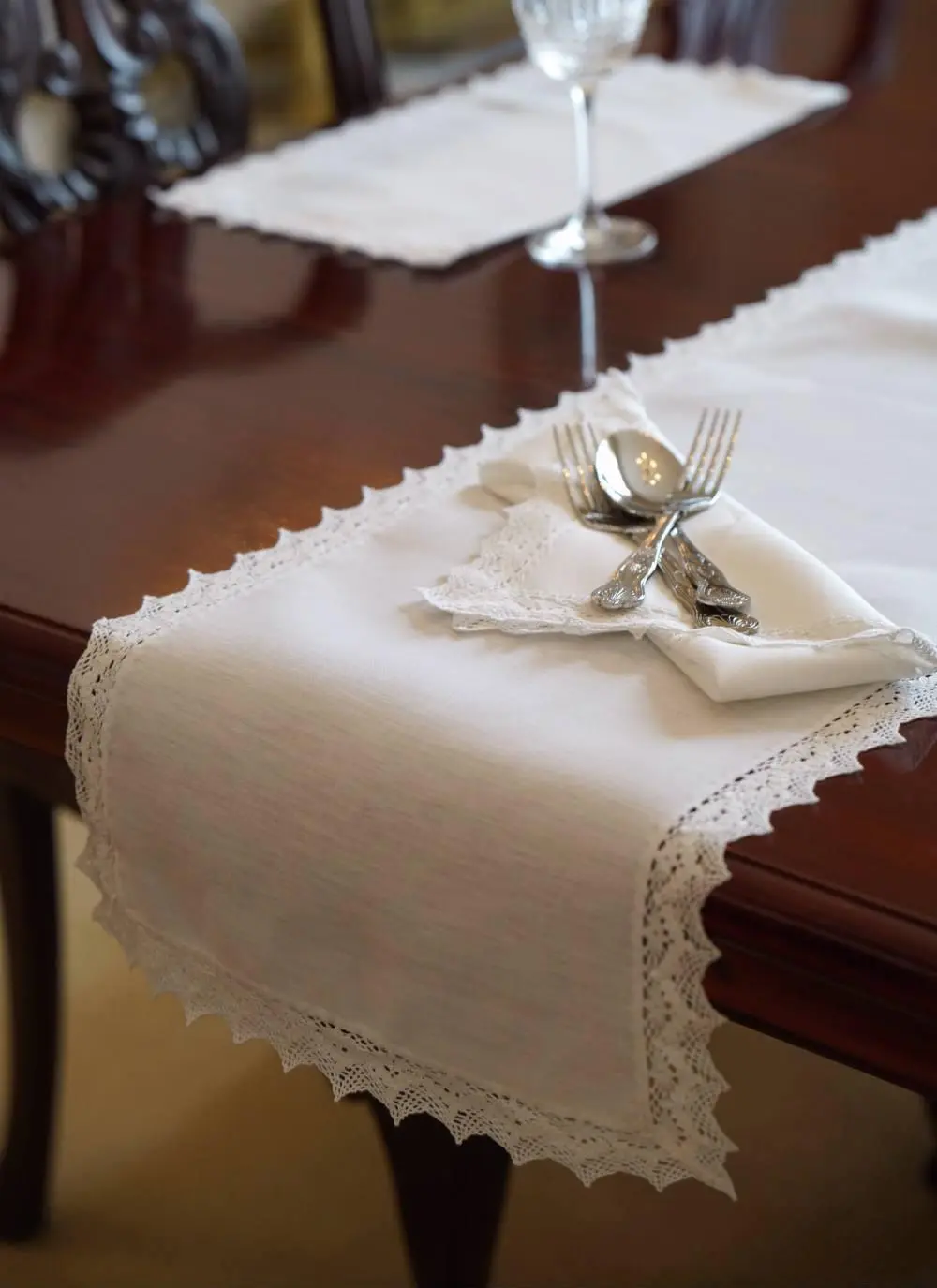 Table runner main image 1
